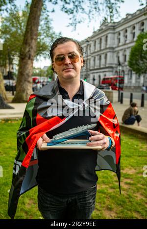 Alexander Fergusson lors d'un rassemblement Pro Ukraine devant le 10 Downing Street avec une maquette d'un drone kamikaze naval ukrainien connu sous le nom de Raccon's Revenge. Banque D'Images