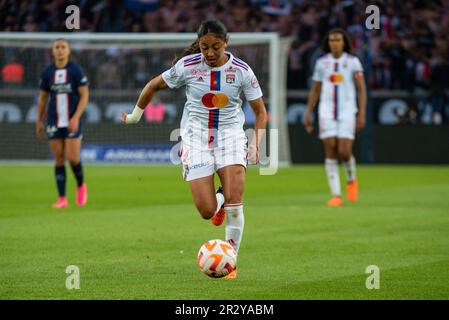 Paris, France. 21st mai 2023. Selma Bacha de l'Olympique Lyonnais contrôle le ballon lors du championnat féminin de France D1 Arkema football match entre Paris Saint-Germain et Olympique Lyonnais (Lyon) sur 21 mai 2023 au Parc des Princes Stadium à Paris, France - photo Antoine Massinon/A2M Sport Consulting/DPPI crédit: DPPI Media/Alay Live News Banque D'Images