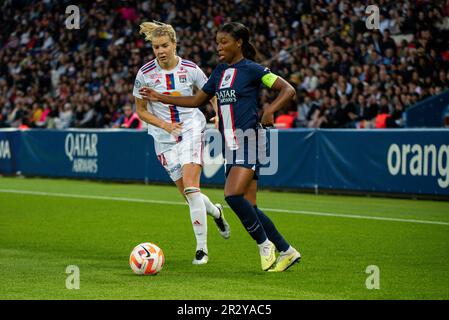 Paris, France. 21st mai 2023. ADA Hegerberg de l'Olympique Lyonnais et Grace Geyoro de Paris Saint Germain se battent pour le ballon lors du championnat féminin de France D1 Arkema football match entre Paris Saint-Germain et l'Olympique Lyonnais (Lyon) sur 21 mai 2023 au stade du Parc des Princes à Paris, France - photo Antoine Massinon/A2M Sport Consulting/DPPI crédit: DPPI Media/Alamy Live News Banque D'Images