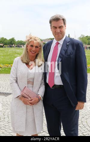 MUNICH, Allemagne - 20. MAI 2023: Le ministre Präsident Markus SODER fait partie des invités du mariage avec sa femme Karin BAUMUELLER-SOEDER - Markus SOEDER est un homme politique allemand qui occupe le poste de ministre-président de la Bavière depuis 2018 et de chef de l'Union sociale chrétienne en Bavière (CSU) depuis 2019. Arrivée au Palais de Nymphenburg pour le déjeuner de mariage dans les jardins du Palais. Schloss Nymphenburg le prince Ludwig von Bayern et sa femme Sophie-Alexandra la princesse de Bavière se sont mariés. Prinz Ludwig fait partie de la dynastie Wittelsbacher. WITTELSBACHER HOCHZEIT, mariage royal à Munich on Banque D'Images