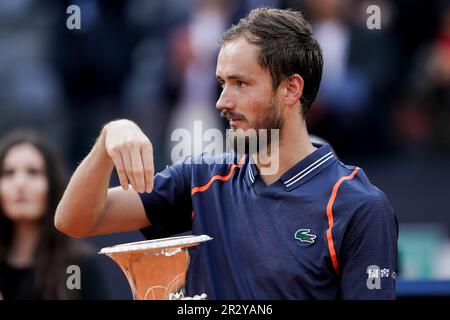Rome, Italie. 21st mai 2023. Danil Medvedev de Russie pose avec le trophée gagnant le match final de l'ATP des hommes contre Holger Rune du Danemark pendant le jour quatorze de l'Internazionali BNL d'Italia 2023 à Foro Italico sur 21 mai 2023 à Rome, Italie. Credit: Giuseppe Maffia/Alamy Live News Credit: Giuseppe Maffia/Alamy Live News Banque D'Images