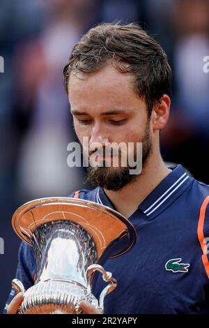 Rome, Italie. 21st mai 2023. Danil Medvedev de Russie pose avec le trophée gagnant le match final de l'ATP des hommes contre Holger Rune du Danemark pendant le jour quatorze de l'Internazionali BNL d'Italia 2023 à Foro Italico sur 21 mai 2023 à Rome, Italie. Credit: Giuseppe Maffia/Alamy Live News Credit: Giuseppe Maffia/Alamy Live News Banque D'Images