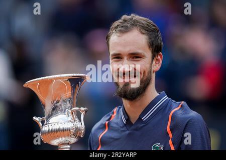 Rome, Italie. 21st mai 2023. Danil Medvedev de Russie pose avec le trophée gagnant le match final de l'ATP des hommes contre Holger Rune du Danemark pendant le jour quatorze de l'Internazionali BNL d'Italia 2023 à Foro Italico sur 21 mai 2023 à Rome, Italie. Credit: Giuseppe Maffia/Alamy Live News Credit: Giuseppe Maffia/Alamy Live News Banque D'Images