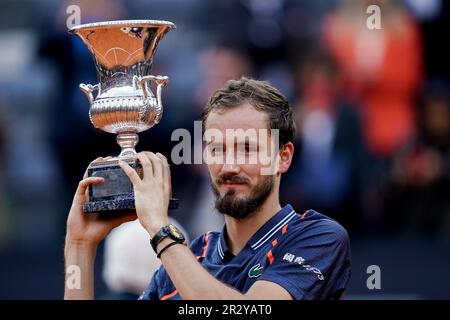 Rome, Italie. 21st mai 2023. Danil Medvedev de Russie pose avec le trophée gagnant le match final de l'ATP des hommes contre Holger Rune du Danemark pendant le jour quatorze de l'Internazionali BNL d'Italia 2023 à Foro Italico sur 21 mai 2023 à Rome, Italie. Credit: Giuseppe Maffia/Alamy Live News Credit: Giuseppe Maffia/Alamy Live News Banque D'Images