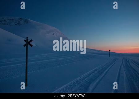 Coucher de soleil sur la piste de ski d'hiver de Kungsleden entre Hemavan et Viterskalet, Laponie, Suède Banque D'Images