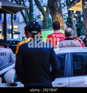 Lisbonne, Portugal. 21st mai 2023. Les fans de Benfica regardent Sporting Lisbonne vs Benfica à un kiosque dans l'Avenida da Liberdade, Lisbonne, Portugal sur 21 mai 2023. Le match s'est terminé en 2-2 crédit: Alexandre Rotenberg/Alay Live News Banque D'Images