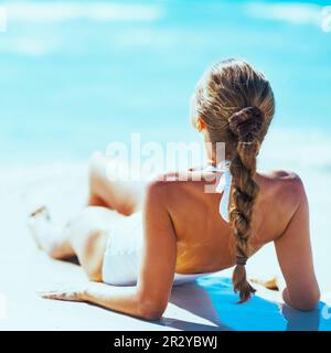 Young woman on beach. Vue arrière Banque D'Images