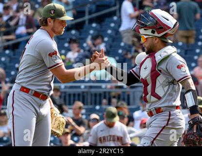 Pittsburgh, États-Unis. 21st mai 2023. Kevin Ginkel (37) et José Herrera (11), le pichet de secours des Diamondbacks d'Arizona, célèbrent la victoire des Diamondbacks 8-3 contre les pirates de Pittsburgh au parc PNC le dimanche 21 mai 2023 à Pittsburgh. Photo par Archie Carpenter/UPI crédit: UPI/Alay Live News Banque D'Images