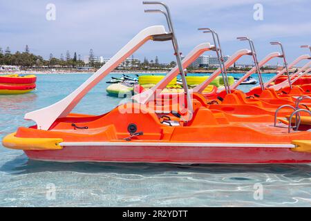 Location de bateaux de vacances sur la plage. Bateaux à pédales avec toboggans à louer Banque D'Images