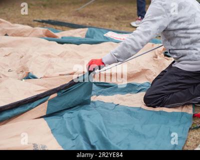 Homme japonais qui a installé sa tente. Banque D'Images