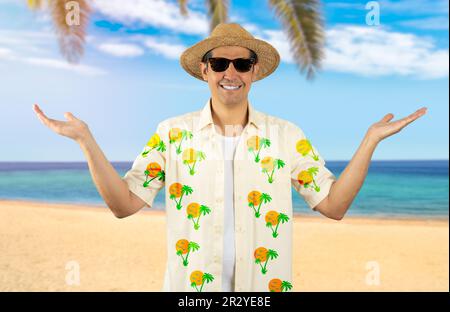 Latin homme en vacances portant une chemise à fleurs chapeau lunettes de soleil à la plage tropicale expression sans indice et confuse avec les bras et les mains soulevées. Notion de doute Banque D'Images