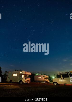 Une image de camping-auto sous les étoiles en hiver au Japon Banque D'Images