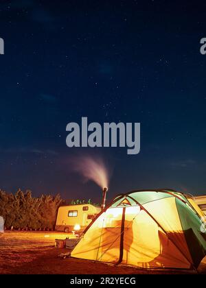 Une image de camping-auto sous les étoiles en hiver au Japon Banque D'Images