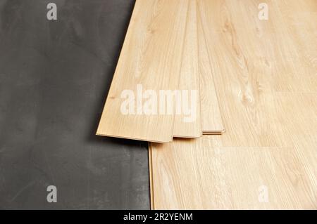 parquet en bois laminé avec caoutchouc isolant noir Banque D'Images