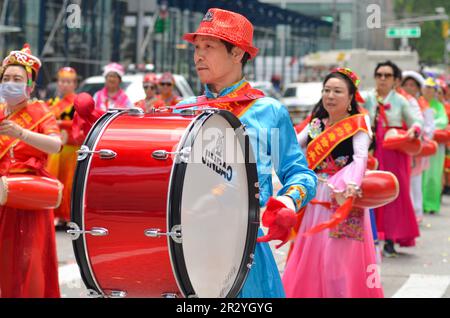 New York, États-Unis. 21st mai 2023. Le groupe chinois marche sur la Sixième Avenue lors de la Parade du patrimoine et de la culture des Asiatiques américains et des Iles du Pacifique à New York, sur 21 mai 2023. (Photo de Ryan Rahman/Pacific Press) crédit: Pacific Press Media production Corp./Alay Live News Banque D'Images