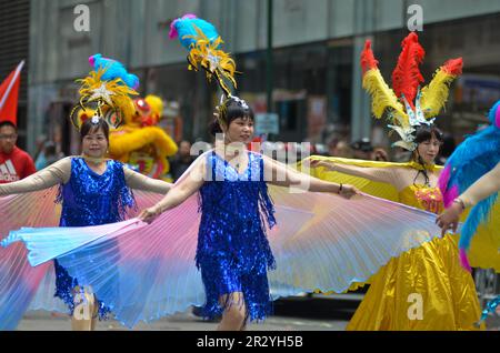 New York, États-Unis. 21st mai 2023. Le groupe chinois marche sur la Sixième Avenue lors de la Parade du patrimoine et de la culture des Asiatiques américains et des Iles du Pacifique à New York, sur 21 mai 2023. (Photo de Ryan Rahman/Pacific Press) crédit: Pacific Press Media production Corp./Alay Live News Banque D'Images