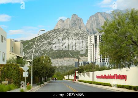 Mexique, San Pedro Garza Garcia - 27 août 2022: Rue de la ville près de belles montagnes Banque D'Images