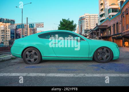 Almaty, Kazakhstan - 4 mai 2023 : un Bentley Continental GT est stationné avec un pneu arrière plat. Couleur du corps turquoise Banque D'Images