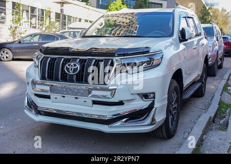 Almaty, Kazakhstan - 4 mai 2023: Le nouveau Toyota Land Cruiser Prado est stationné près du trottoir. version 2023 Banque D'Images