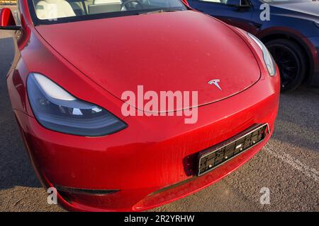 Almaty, Kazakhstan - 4 mai 2023: L'avant de la voiture Tesla modèle 3 recouvert de poussière. Voiture électrique Banque D'Images