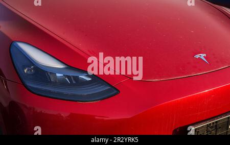 Almaty, Kazakhstan - 4 mai 2023 : projecteur avant droit de Tesla modèle 3 recouvert de poussière. Voiture électrique Banque D'Images