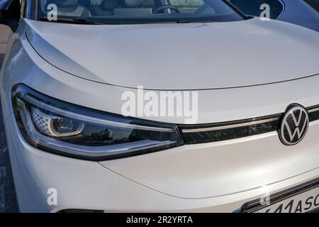Almaty, Kazakhstan - 4 mai 2023 : le phare droit d'une voiture Volkswagen ID.4. Banque D'Images
