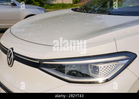 Almaty, Kazakhstan - 4 mai 2023 : projecteur avant gauche de Volkswagen ID.4. Voiture électrique Banque D'Images