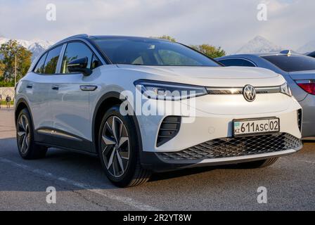 Almaty, Kazakhstan - 4 mai 2023 : une voiture Volkswagen ID.4 2022 se trouve dans un parking. Voiture électrique Banque D'Images