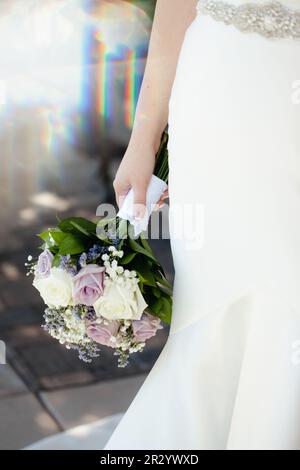 Gros plan du bouquet de mariage avec des roses blanches, crème et violettes, hors foyer avec espace de copie. Banque D'Images