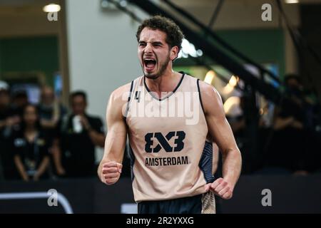 Makati. 21st mai 2023. Jan Driessen d'Amsterdam HiPRO des pays-Bas réagit après avoir marqué contre UB Huishan ne de Serbie lors du match de quart de finale de la FIBA 3x3 World Tour Manila Masters 2023 à Makati City, aux Philippines, sur 21 mai 2023. Crédit: Rouelle Umali/Xinhua/Alamy Live News Banque D'Images