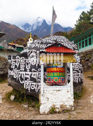 Murs de prière et roues de prière dans la vallée de Khumbu, chemin vers le camp de base de l'Everest, montagnes de l'Himalaya du Népal Banque D'Images