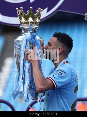 Manchester, Royaume-Uni. 22nd mai 2023. Riyad Mahrez de Manchester City embrasse le trophée Premier League après le match de football de la première ligue anglaise entre Manchester City et Chelsea à Manchester, en Grande-Bretagne, en 21 mai 2023. La ville de Manchester a été confirmée comme les champions de la Premier League 2022-2023 samedi sans avoir à lancer une balle alors qu'Arsenal a été battu à 1-0 de la forêt de Nottingham. Credit: Xinhua/Alay Live News Banque D'Images
