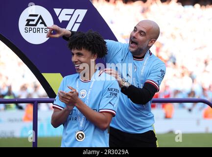 Manchester, Royaume-Uni. 22nd mai 2023. PEP Guardiola (R), la directrice de Manchester City, célèbre la victoire du titre de Premier League après le match de football de la Premier League anglaise entre Manchester City et Chelsea à Manchester, en Grande-Bretagne, en 21 mai 2023. La ville de Manchester a été confirmée comme les champions de la Premier League 2022-2023 samedi sans avoir à lancer une balle alors qu'Arsenal a été battu à 1-0 de la forêt de Nottingham. Credit: Xinhua/Alay Live News Banque D'Images