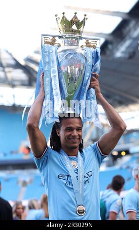 Manchester, Royaume-Uni. 22nd mai 2023. Nathan ake de Manchester City célèbre avec le trophée Premier League après le match de football de la Premier League anglaise entre Manchester City et Chelsea à Manchester, Grande-Bretagne, 21 mai 2023. La ville de Manchester a été confirmée comme les champions de la Premier League 2022-2023 samedi sans avoir à lancer une balle alors qu'Arsenal a été battu à 1-0 de la forêt de Nottingham. Credit: Xinhua/Alay Live News Banque D'Images