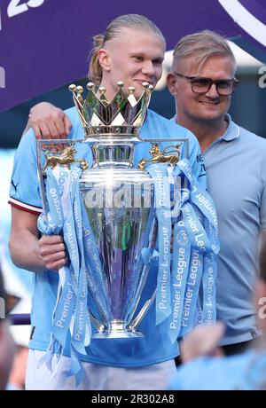 Manchester, Royaume-Uni. 22nd mai 2023. Erling Haaland (L) de Manchester City et son père Alf-Inge Haaland célèbrent avec le trophée Premier League après le match de football de la Premier League anglaise entre Manchester City et Chelsea à Manchester, en Grande-Bretagne, en 21 mai 2023. La ville de Manchester a été confirmée comme les champions de la Premier League 2022-2023 samedi sans avoir à lancer une balle alors qu'Arsenal a été battu à 1-0 de la forêt de Nottingham. Credit: Xinhua/Alay Live News Banque D'Images