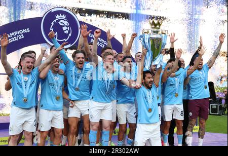 Manchester, Royaume-Uni. 22nd mai 2023. Les joueurs de Manchester City célèbrent avec le trophée Premier League après le match de football de la première Ligue anglaise entre Manchester City et Chelsea à Manchester, en Grande-Bretagne, en 21 mai 2023. La ville de Manchester a été confirmée comme les champions de la Premier League 2022-2023 samedi sans avoir à lancer une balle alors qu'Arsenal a été battu à 1-0 de la forêt de Nottingham. Credit: Xinhua/Alay Live News Banque D'Images