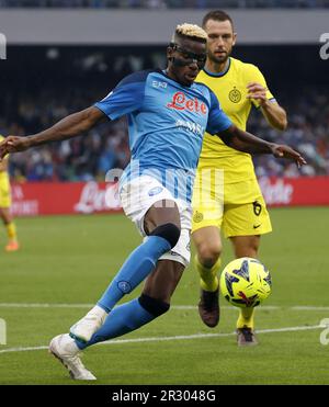 Naples, Italie. 21st mai 2023. Victor Osimhen de Naples (devant) est en compétition lors d'un match de football entre Naples et le FC Inter à Naples, en Italie, sur 21 mai 2023. Credit: STR/Xinhua/Alay Live News Banque D'Images