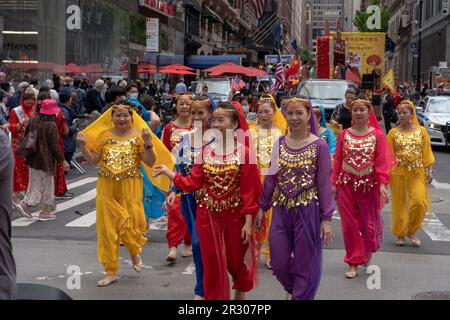 New York, États-Unis. 21st mai 2023. NEW YORK, NEW YORK - 21 MAI : les participants du club de danse de Brooklyn de New York se sont produits lors de la deuxième édition annuelle de la parade du patrimoine culturel asiatique américain et insulaire du Pacifique (AAPI) sur 21 mai 2023 à New York. Crédit : Ron Adar/Alay Live News Banque D'Images