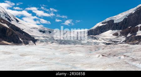 Panorama sur le glacier d'Athabasca le long de la promenade Icefields, parc national Banff et Jasper, Canada. Banque D'Images