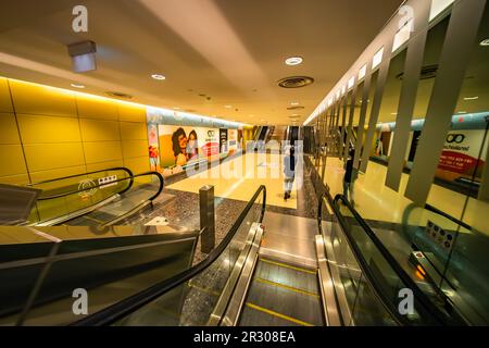 Le Citylink Mall est un centre commercial souterrain qui relie la station de métro City Hall MRT et Raffles City au centre de la marina, à Suntec City et à l'Esplanade. Banque D'Images