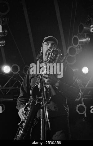 Reading, Royaume-Uni, 28 août 1994 : le groupe morphine de Cambridge, Massachusetts, a joué la Melody Maker Stage au Reading Festival le dimanche 28 août 1994. Dana Colley, joueur de sax. Fondé en 1961 comme Festival national de Jazz, le festival a déménagé dans sa résidence permanente à Little John's Farm à Reading en 1971 et se tient pendant le week-end des fêtes de la banque britannique d'août. Banque D'Images