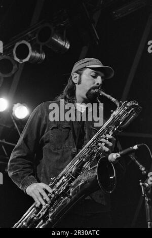 Reading, Royaume-Uni, 28 août 1994 : le groupe morphine de Cambridge, Massachusetts, a joué la Melody Maker Stage au Reading Festival le dimanche 28 août 1994. Dana Colley, joueur de sax. Fondé en 1961 comme Festival national de Jazz, le festival a déménagé dans sa résidence permanente à Little John's Farm à Reading en 1971 et se tient pendant le week-end des fêtes de la banque britannique d'août. Banque D'Images