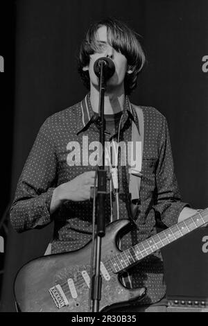 Reading, Royaume-Uni, 26 août 1994 : le chanteur et guitariste Stephen Malkmus se produit avec le groupe de rock indépendant Pavement, qu'il a co-fondé à Stockton, en Californie, en 1989, sur la scène principale du Reading Festival, le vendredi 26 août 1994. Fondé en 1961 comme Festival national de Jazz, le festival a déménagé dans sa résidence permanente à Little John's Farm à Reading en 1971 et se tient pendant le week-end des fêtes de la banque britannique d'août. Banque D'Images