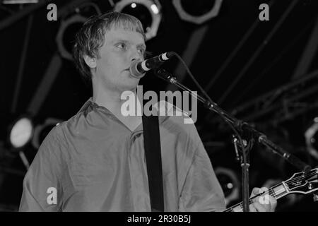 Reading, Royaume-Uni, 26 août 1994 : le guitariste et chanteur Luke Haines interprète avec le groupe alt-rock The auteurs, qu'il a formé en 1991, sur la Melody Maker Stage au Reading Festival le vendredi 26 août 1994. Fondé en 1961 comme Festival national de Jazz, le festival a déménagé dans sa résidence permanente à Little John's Farm à Reading en 1971 et se tient pendant le week-end des fêtes de la banque britannique d'août. Banque D'Images