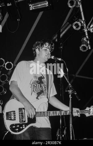 Reading, Royaume-Uni, 26 août 1994 : le bassiste Eric Gaffney, de Sebadoh, se produit sur la scène Melody Maker au Reading Festival le vendredi 26 août 1994. Fondé en 1961 comme Festival national de Jazz, le festival a déménagé dans sa résidence permanente à Little John's Farm à Reading en 1971 et se tient pendant le week-end des fêtes de la banque britannique d'août. Banque D'Images