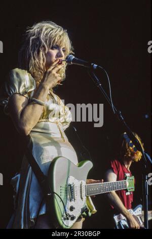 Reading, Royaume-Uni, 26 août 1994 : Hole a fait ses débuts au Reading Festival le vendredi 26 août 1994. Il s’agissait de la première apparition publique de Courtney Love depuis la mort du mari Curt Kobain cinq mois auparavant et deux mois seulement après la mort du bassiste de Hole, Kristen Pfaff, d’une overdose. Fondé en 1961 comme Festival national de Jazz, le festival a déménagé dans sa résidence permanente à Little John's Farm à Reading en 1971 et se tient pendant le week-end des fêtes de la banque britannique d'août. Banque D'Images