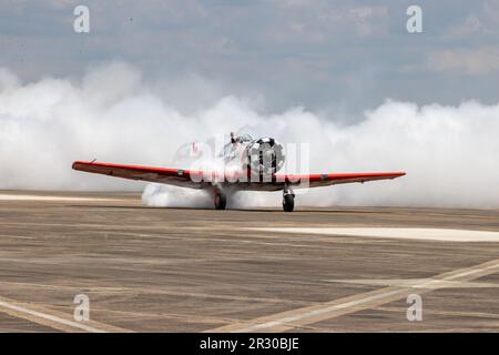 L’équipe Aéroshell Aerobatic se produit lors du 10e salon aéronautique de Chennault, le samedi 20 mai 2023, à Lake Charles, Louisiane. (Kirk Meche/image du sport) Banque D'Images