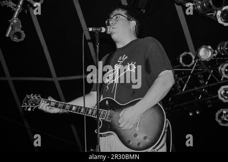 Reading, Royaume-Uni, 28 août 1994 : le chanteur et guitariste John Flansburgh, co-fondateur du groupe alt-rock qu'ils pourraient être Giants, se produit sur la Melody Maker Stage au Reading Festival le dimanche 28 août 1994. Fondé en 1961 comme Festival national de Jazz, le festival a déménagé dans sa résidence permanente à Little John's Farm à Reading en 1971 et se tient pendant le week-end des fêtes de la banque britannique d'août. Banque D'Images