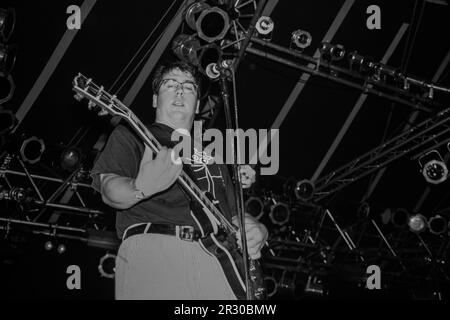 Reading, Royaume-Uni, 28 août 1994 : le chanteur et guitariste John Flansburgh, co-fondateur du groupe alt-rock qu'ils pourraient être Giants, se produit sur la Melody Maker Stage au Reading Festival le dimanche 28 août 1994. Fondé en 1961 comme Festival national de Jazz, le festival a déménagé dans sa résidence permanente à Little John's Farm à Reading en 1971 et se tient pendant le week-end des fêtes de la banque britannique d'août. Banque D'Images