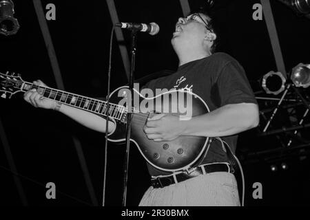 Reading, Royaume-Uni, 28 août 1994 : le chanteur et guitariste John Flansburgh, co-fondateur du groupe alt-rock qu'ils pourraient être Giants, se produit sur la Melody Maker Stage au Reading Festival le dimanche 28 août 1994. Fondé en 1961 comme Festival national de Jazz, le festival a déménagé dans sa résidence permanente à Little John's Farm à Reading en 1971 et se tient pendant le week-end des fêtes de la banque britannique d'août. Banque D'Images